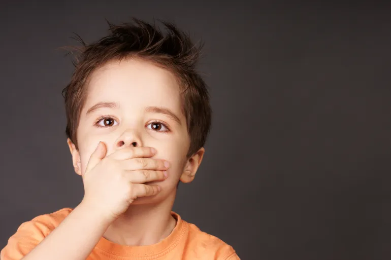 طفلك يحفظ الكلمات السيئة بسرعة.. لماذا؟