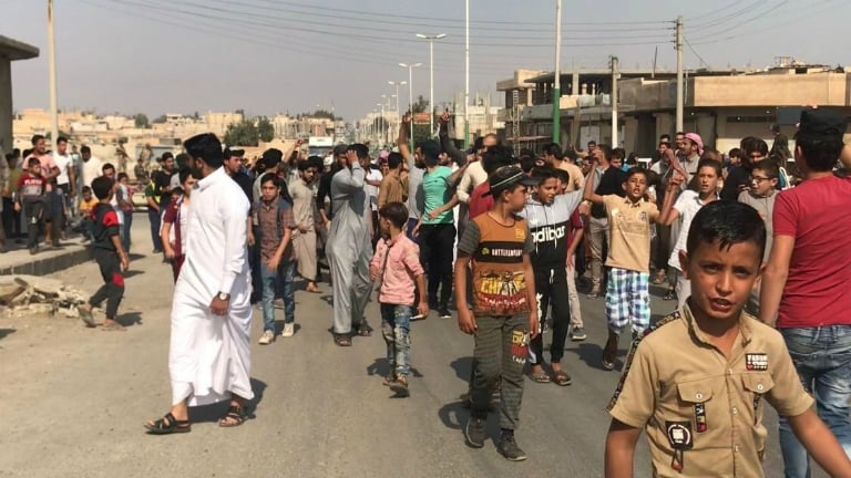أهالي الطبقة يتظاهرون رفضاً لعودة النظام 