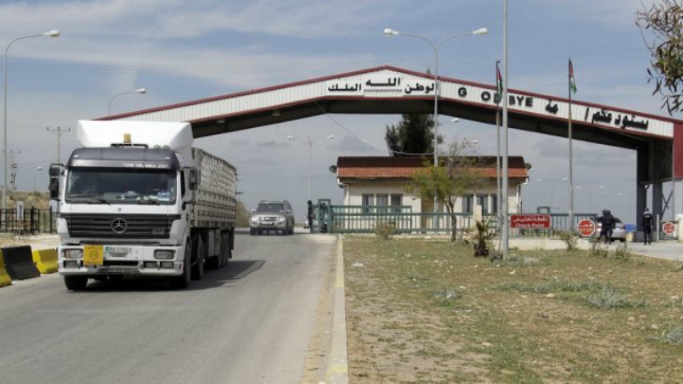 النظام يهدد بمنع دخول السيارات الأردنية إلى الأراضي السورية