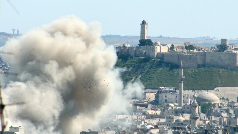 براميل متفجرة على أحياء حلب وانفجار عبوة ناسفة بمدينة حماة
