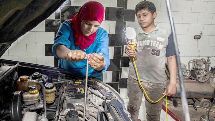 رجال غائبون وعاملاتٌ قويات.. الحرب تقلب الأدوار!