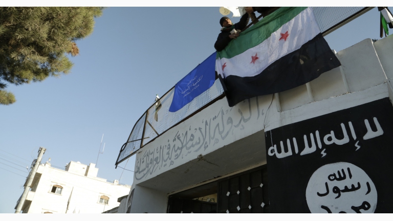سباق بين الجيش الحر وسوريا الديمقراطية للسيطرة على 