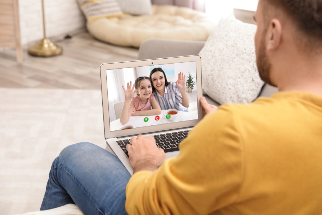  الإنترنت صلة وصل آباء سوريين مع أبنائهم