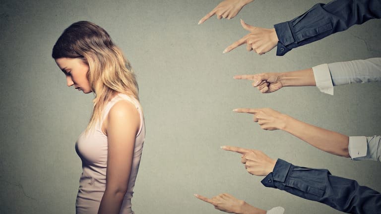مَن أباح حياة النساء على وسائل التواصل الاجتماعي؟