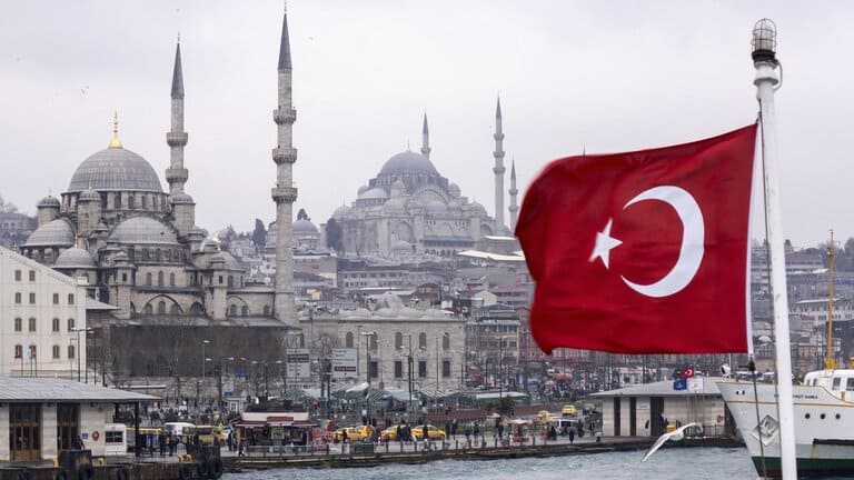 أسباب قانونية تجيز ترحيل الأجانب من تركيا