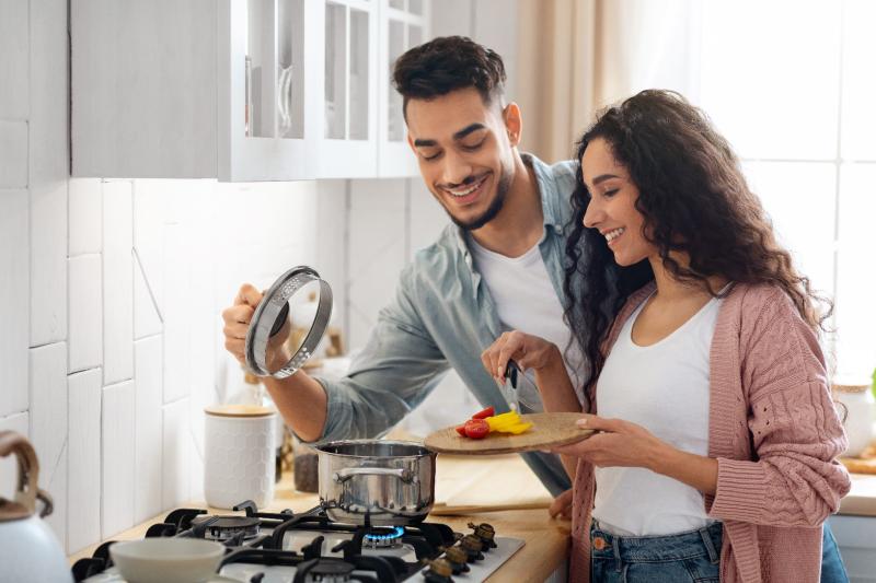 العمل في المطبخ.. نساء وحيدات ورجال يساعدون زوجاتهم بالسر