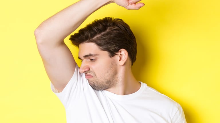 ما الفرق بين مزيل العرق ومضاد التعرّق؟