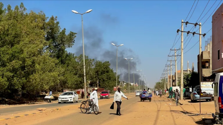 السوريون في السودان.. نزوح جديد وغياب لرحلات الإجلاء